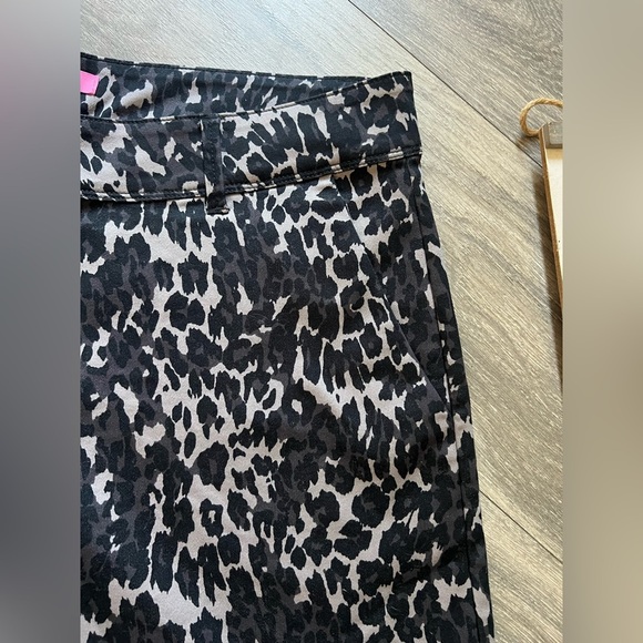 Isaac Mizrahi Distressed Leopard Print Structured Shorts in Black & Gray Size 12 - Picture 11 of 13